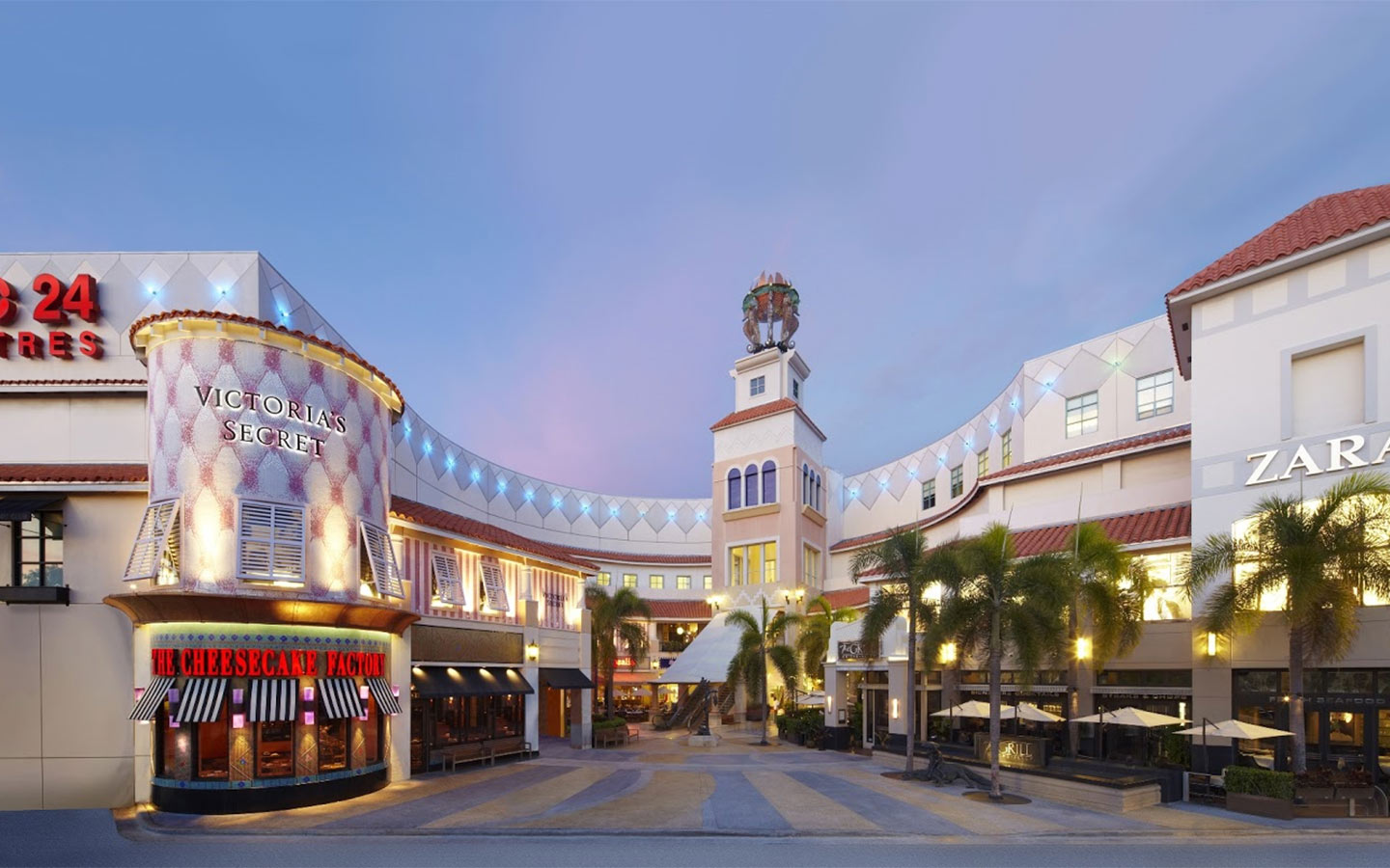 The people at Aventura mall, Miami luxury shopping store Stock Photo