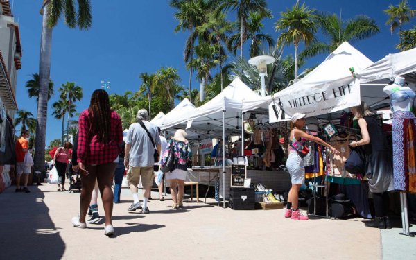 Vendedores sob tendas brancas no Lincoln Road Market