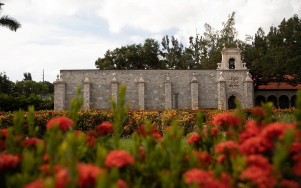 Ancient Spanish Monastery, mit historischer mittelalterlicher Architektur und ruhigen Gärten