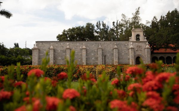 Ancient Spanish Monastery, с исторической средневековой архитектурой и безмятежными садами.