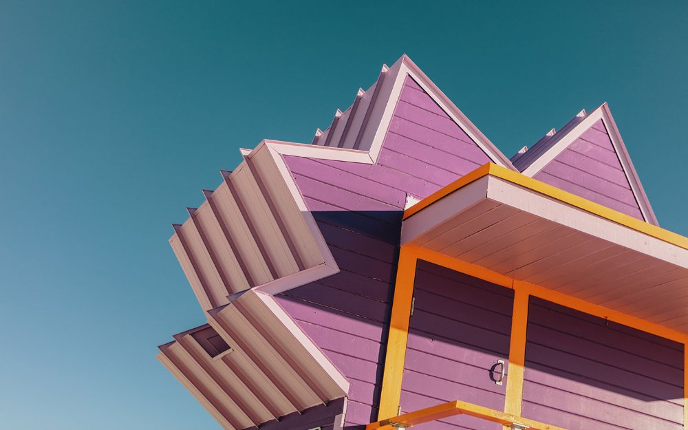 紫とピンクの星のような建築ディテールMiami Beachライフガードスタンド