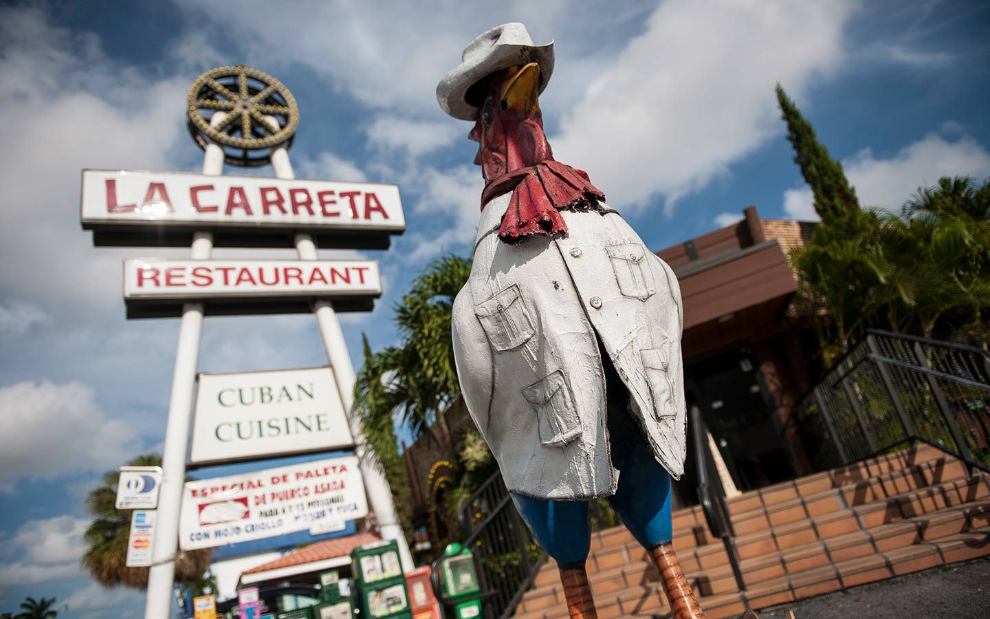 Little Havana Sculpture de coq à l'extérieur de La Carreta