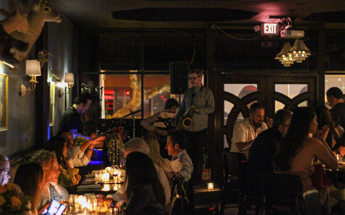 Musicisti che suonano alla Gibson Room