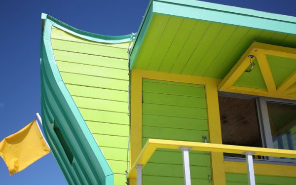 Primer plano de los detalles arquitectónicos en el stand de salvavidas azul y verde en Miami Beach