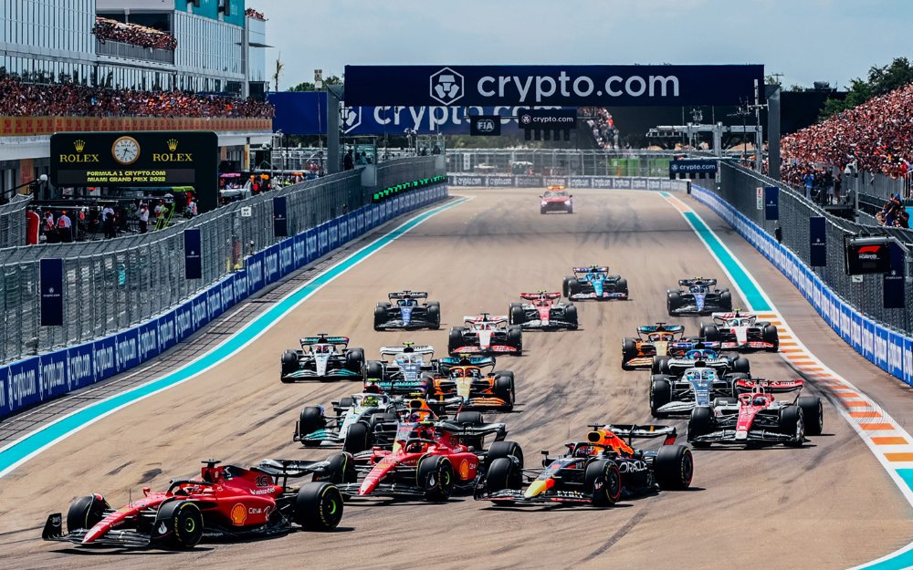 Coches de Fórmula 1 a toda velocidad en la curva