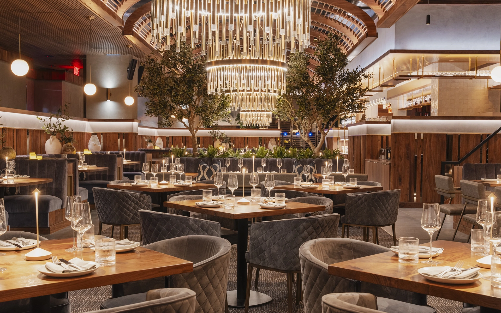 Sparrow Italia dining room with elegant tables