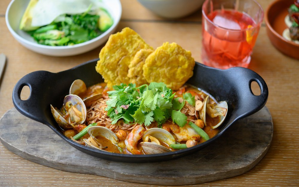 Palourdes et crevettes avec un côté de plantains frits à EDGE Steak & Bar