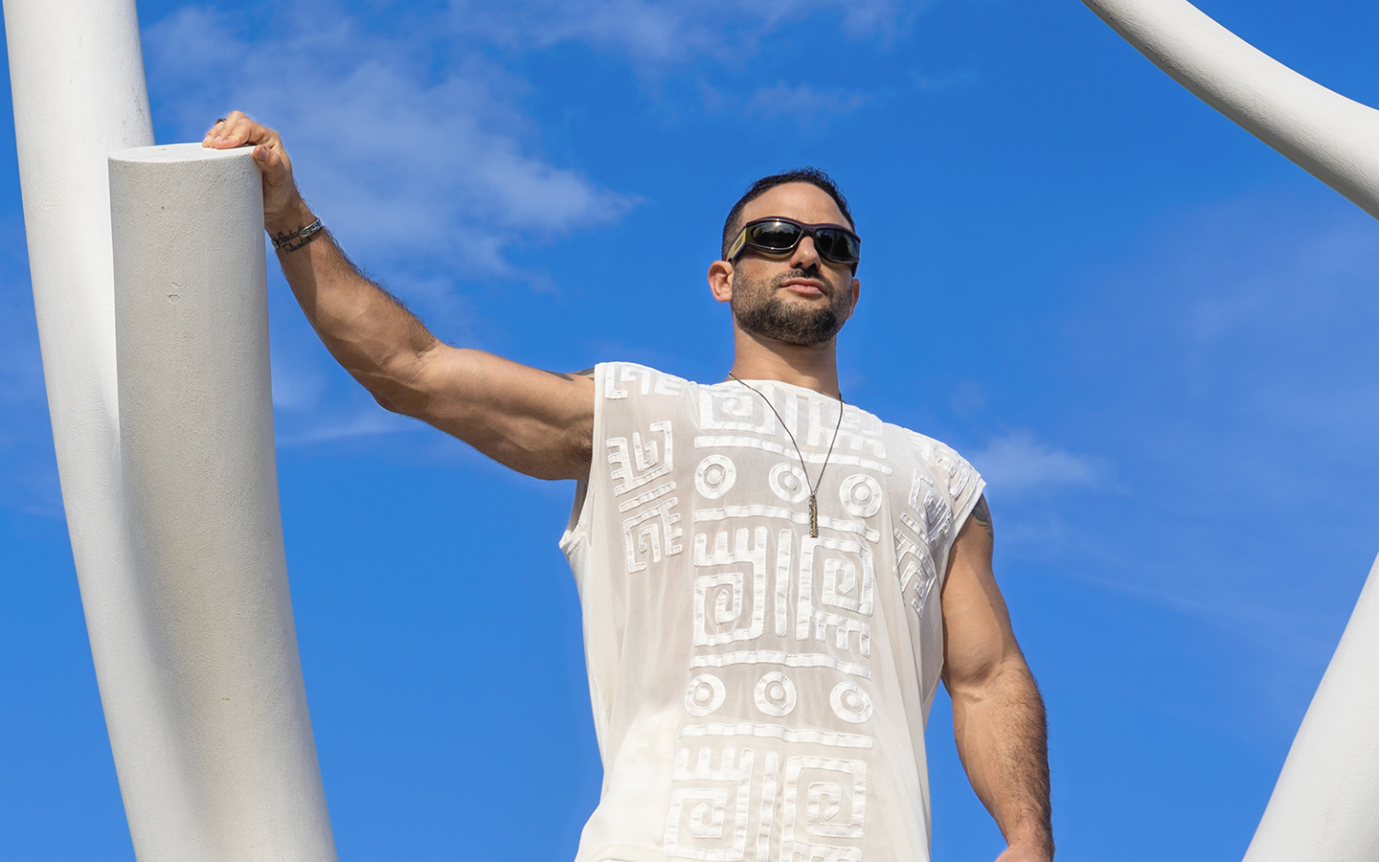 Eliad Cohen con il cielo azzurro alle spalle, di @dalestinephotography