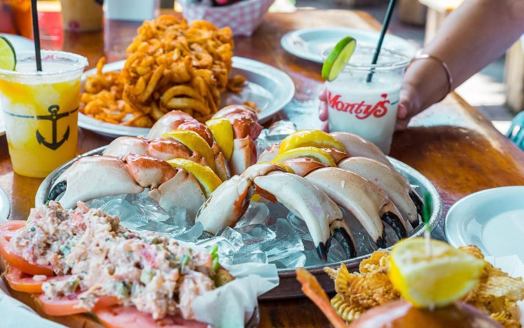 Spread bei Monty's mit Fresh Krabbenscheren, goldbraune knusprige Pommes