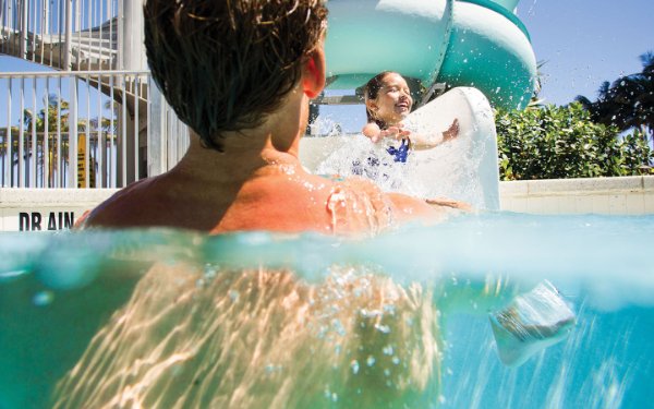 Familia disfrutando de la piscina en Surfside Community Center