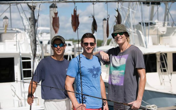Grupo de charter de pesca mostrando sus capturas
