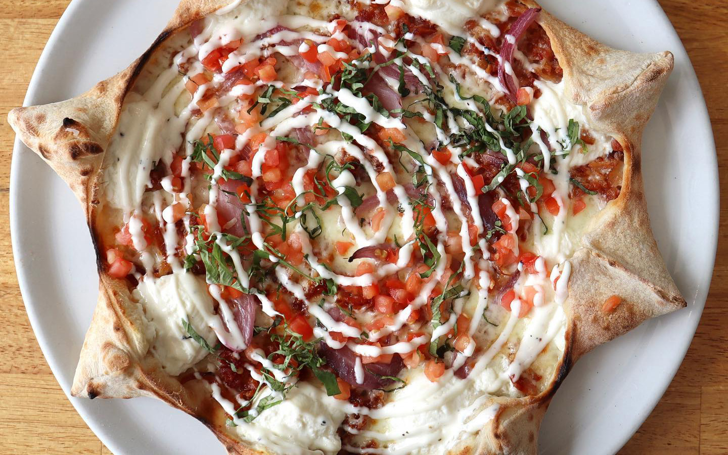 Mister O1's sternförmige Pizza gefüllt mit Ricotta