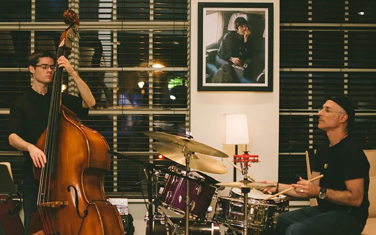 Primo piano del batterista e bassista jazz