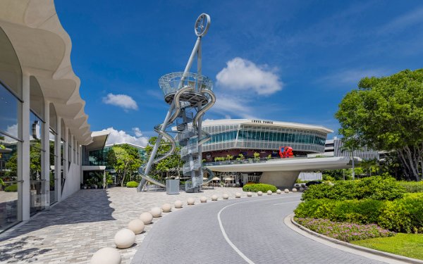 Una torre de tobogán elegante y moderna en Aventura Mall , ofreciendo emoción futurista y diversión para los visitantes.