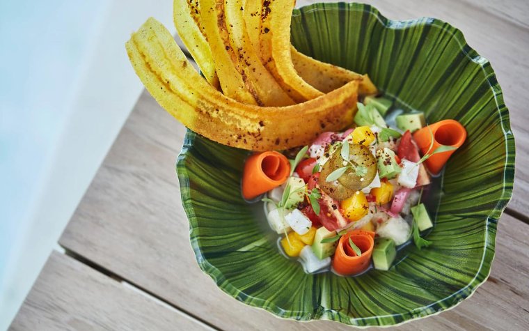 Surfclub-Gericht mit knusprig gebratenen Kochbananen