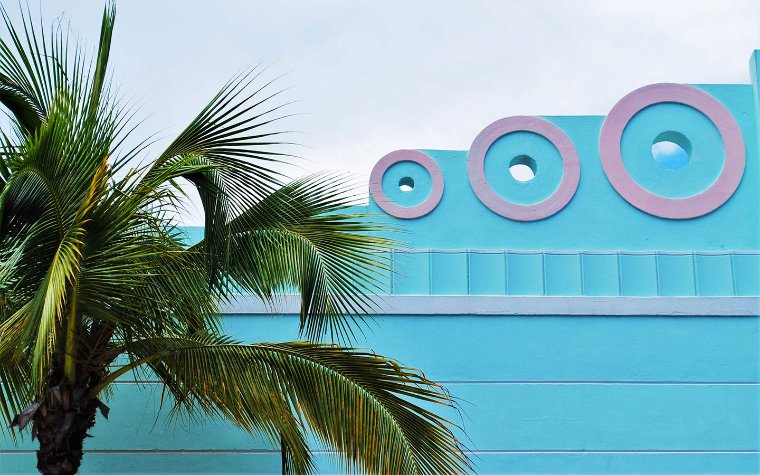 Art-Deco-Architektur in South Beach mit blauen kreisförmigen Akzenten