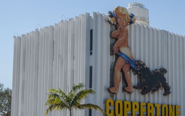 Fille Coppertone sur Biscayne Boulevard