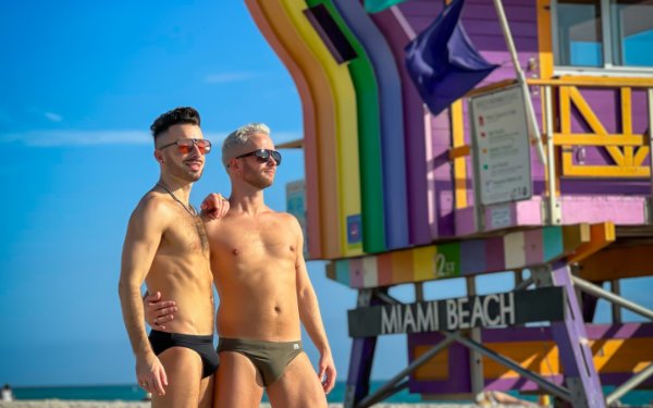 Bandera del arco iris en las calles 11 y 12 Beach en South Beach