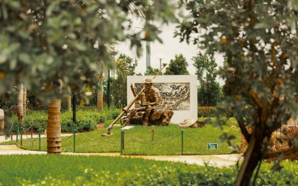 Escultura de Don Quijote en el Jardín de las Artes de Hialeah