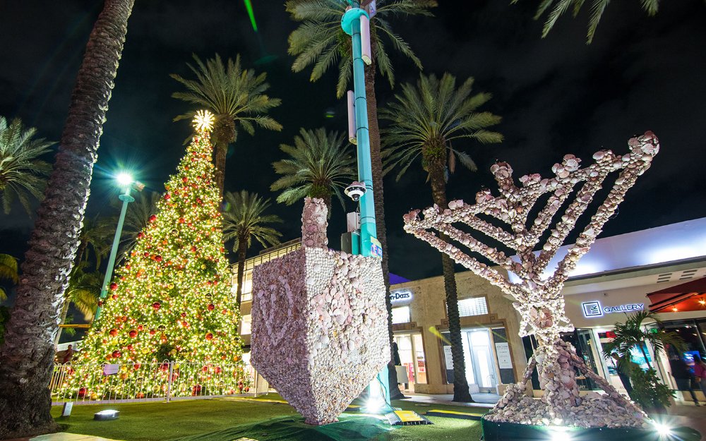 Árvore de Natal e menorá na Lincoln Road