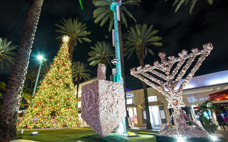 Árvore de Natal e menorá na Lincoln Road