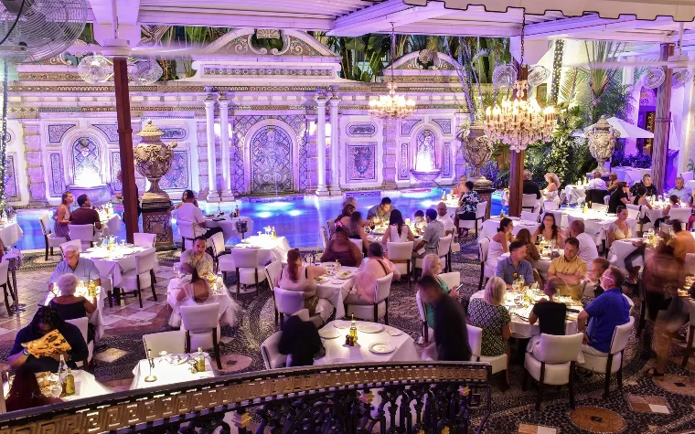 Poolside dining at Gianni's Poolside dining at Gianni's