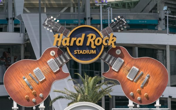 Guitarras en la entrada a Hard Rock Stadium en Miami Gardens