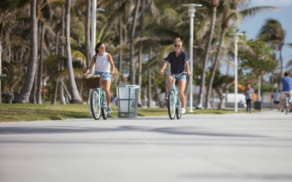 Femmes faisant du vélo dans Miami Beach