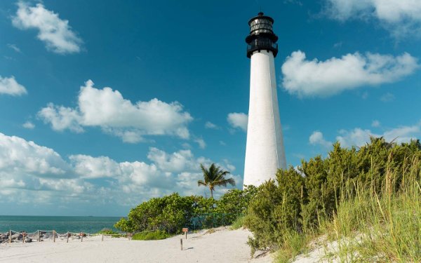 Vista del faro di Bill Baggs Cape Florida da Beach sotto