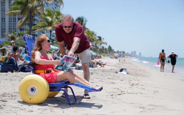 Lady on Joy sou la Beach Chèz woulant, pa Special Needs Group® Special Needs at Sea®