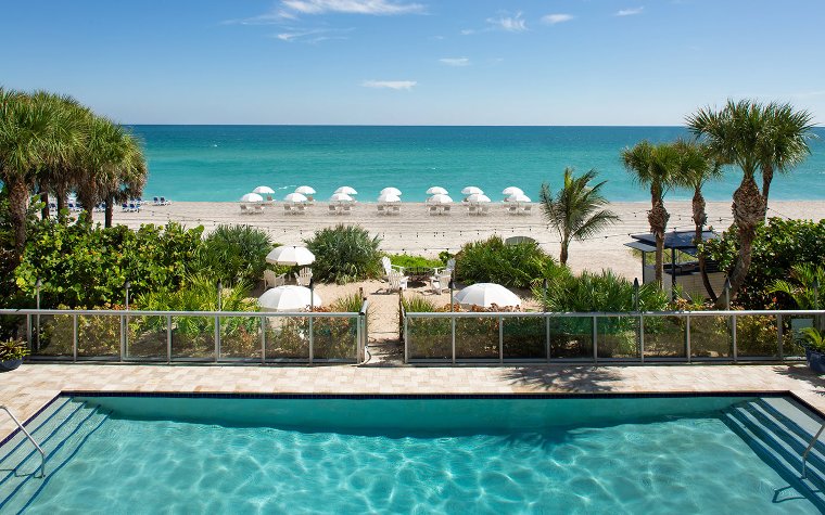 Pool by the beach at Solé Miami Pool by the beach at Solé Miami