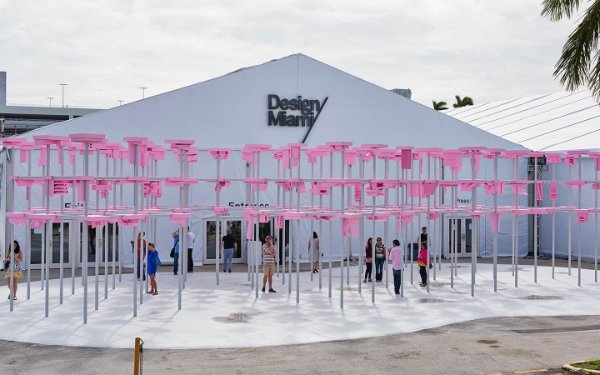Installazione artistica rosa di fronte Design Miami/