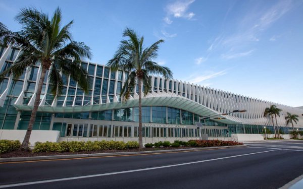 Vista de Miami Beach Convention Center exterior do outro lado da rua