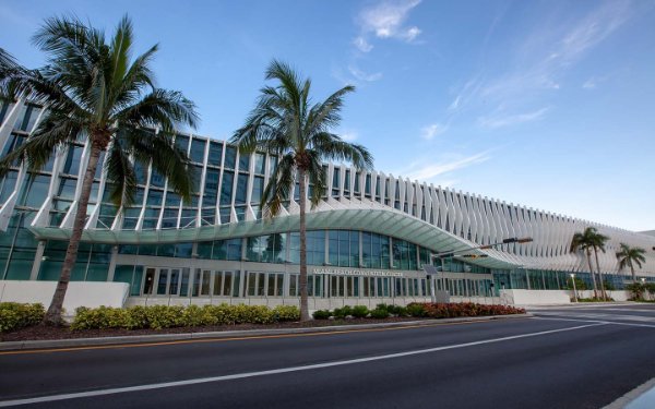 Sicht von Miami Beach Convention Center von außen auf der anderen Straßenseite