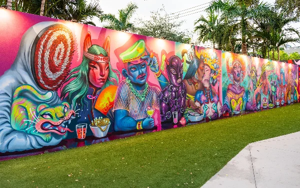 Farbenfrohes Wandbild bei Wynwood Walls von Lauren YS