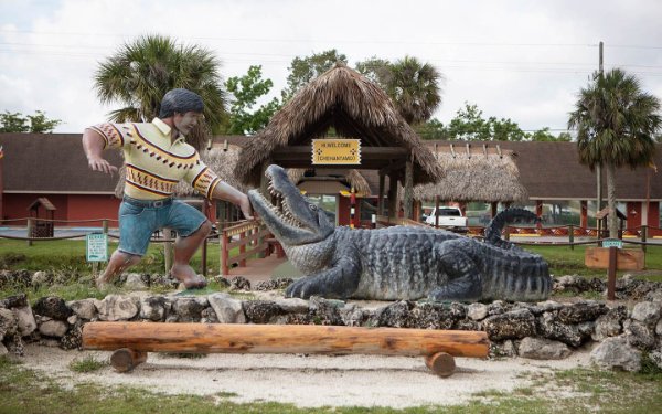 Cartel de bienvenida a la aldea india de Miccosukee