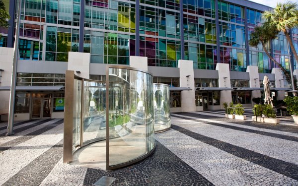 Escultura de vidro de Morris na Lincoln Road