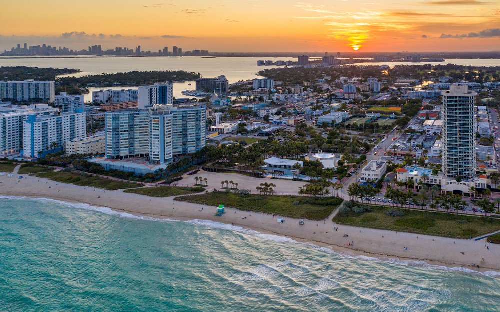 Vista aérea de Miami Beach Concha acústica desde el océano con puesta de sol en el fondo