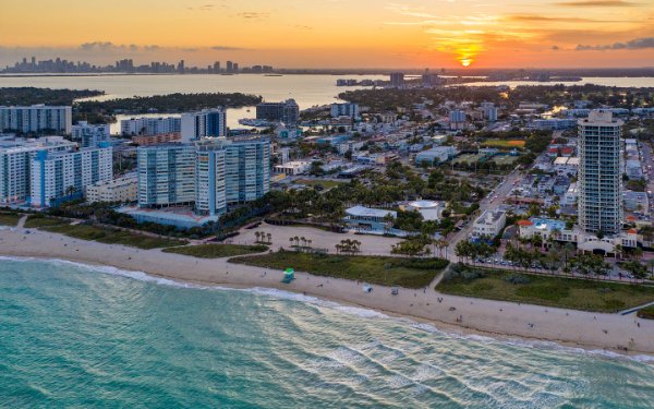 Ayeryen Beach gade nan Miami Beach Bandshell sou North Beach