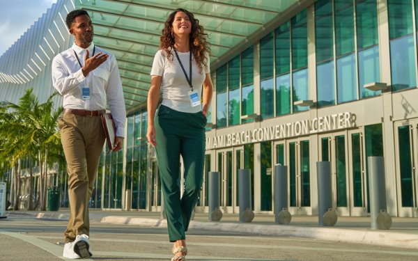 Asistentes a la reunión frente al Miami Beach Convention Center