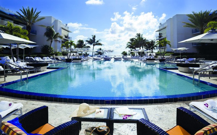 Poolbereich mit Meerblick im The Ritz Carlton South Beach