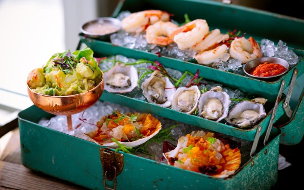 Tacklebox com frutos do mar em Stiltsville Fish Bar