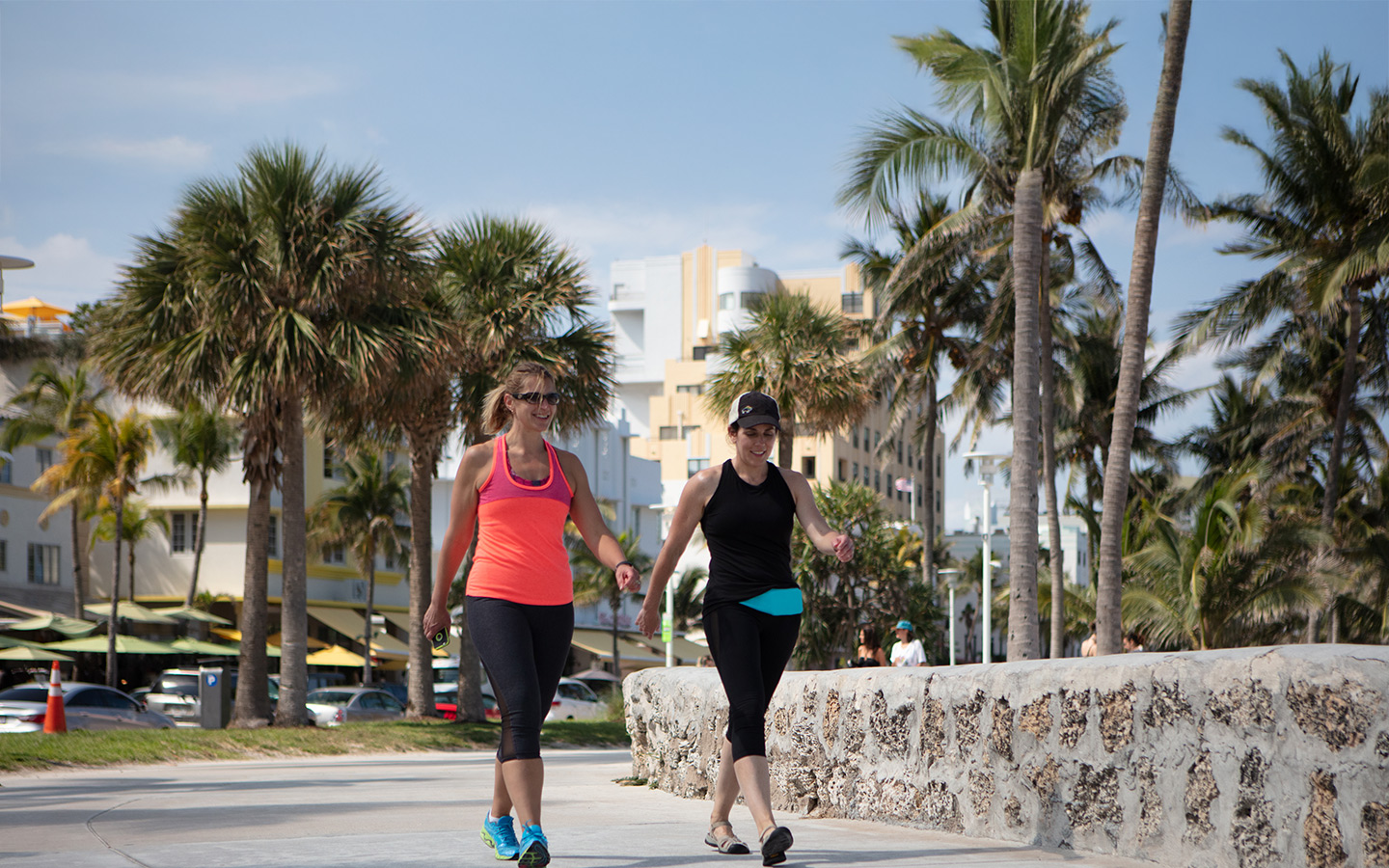 Ladies_walking_South_Beach_1440x900.jpg Ladies_walking_South_Beach_1440x900.jpg