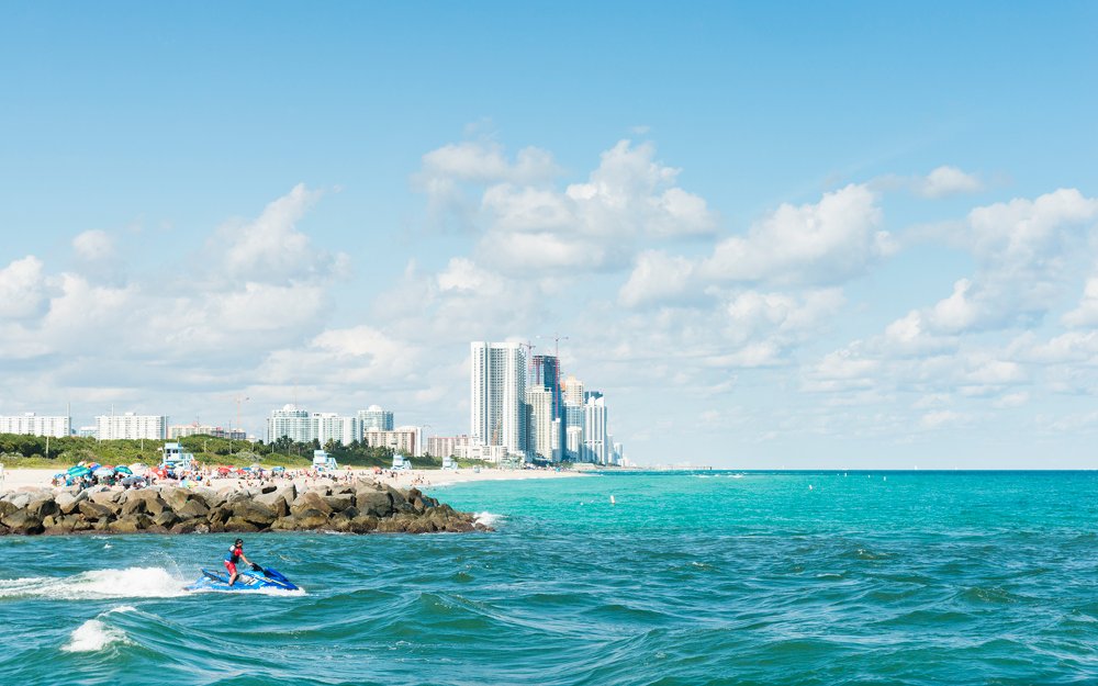 Водный мотоцикл в воде на South Beach