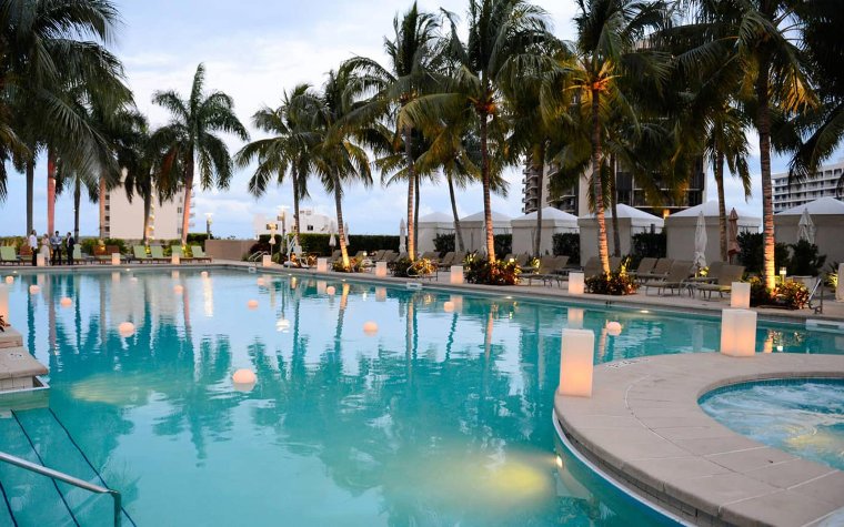 Poolbereich im Four Seasons Hotel Miami mit Kerzenhaltern rundherum