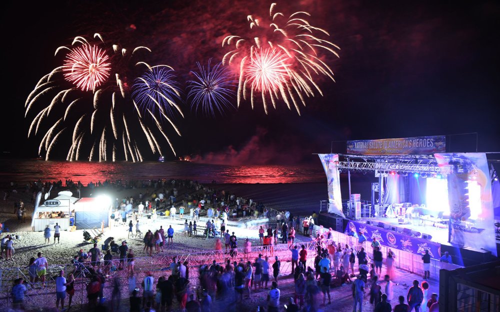 Фейерверк над музыкальным взрывом на выставке Hyundai Air & Sea Show