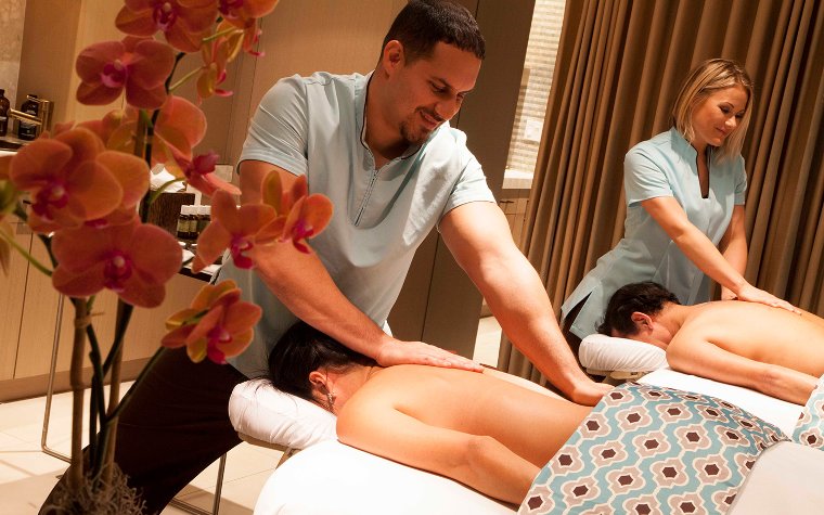 Paar erhält eine Seite-an-Seite-Massage bei The Palms Aveda Spa