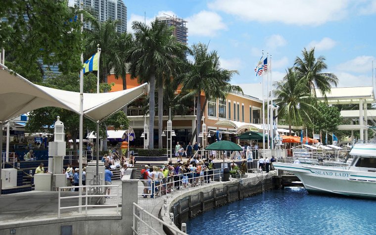Acquirenti che si godono la vivace esperienza all'aria aperta Bayside Marketplace , circondato da negozi unici