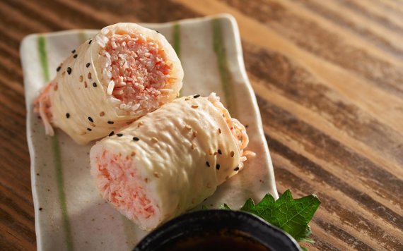 Sushi-Rollen auf dem Tisch
