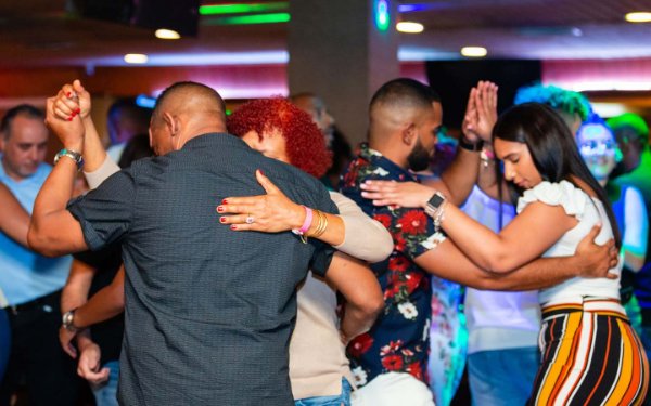Menschen tanzen bei Club Tipico Dominicano